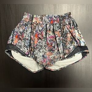 Lululemon Hotty Hot Short II *Long 4" - Sz 2